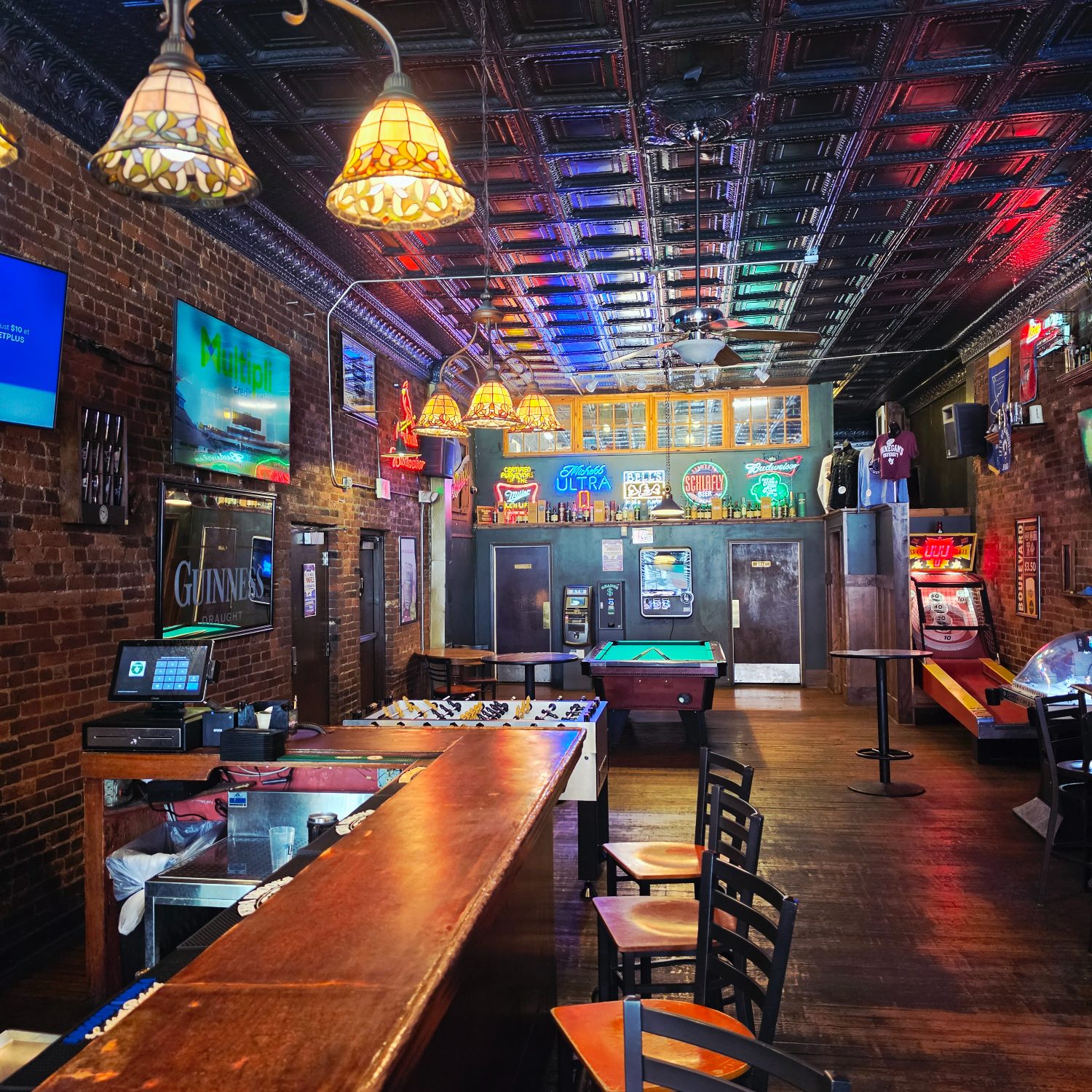Inside Finnegan's Wake, brick walls, Tiffany lamps, the long bar